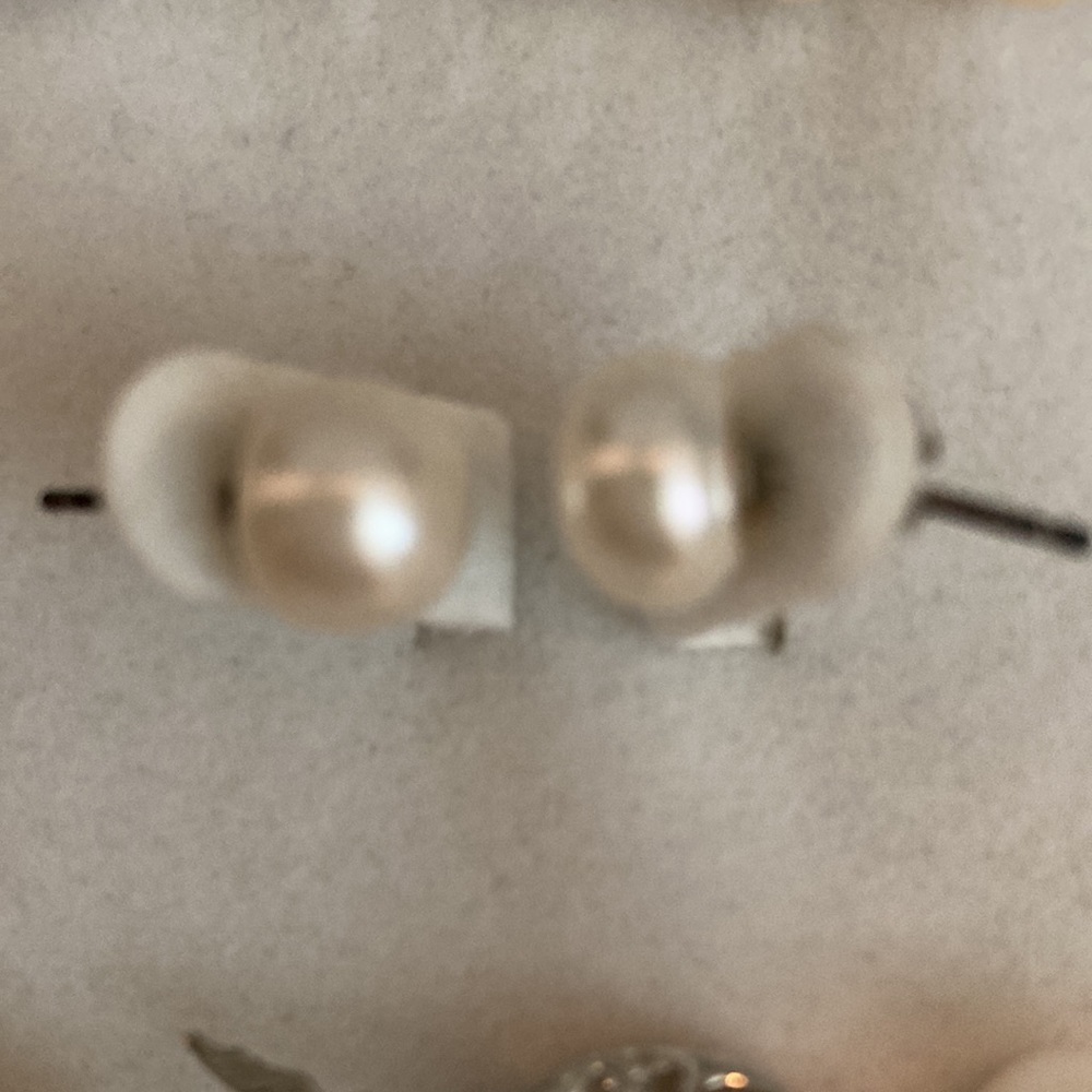 NWOT Pearl Necklace Bracelet & Earrings Set - Picture 5 of 6
